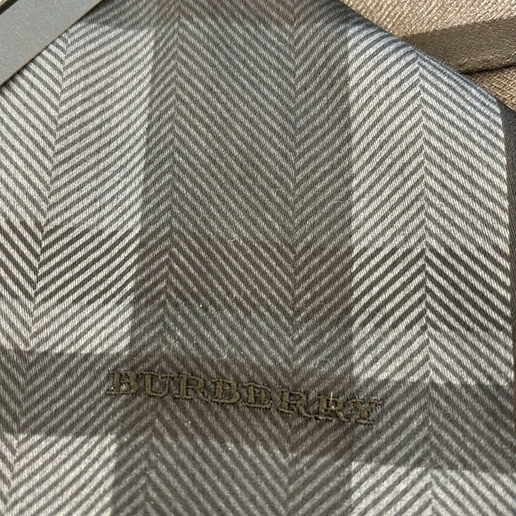 Burberry Scarf Set - Picture 5 of 5
